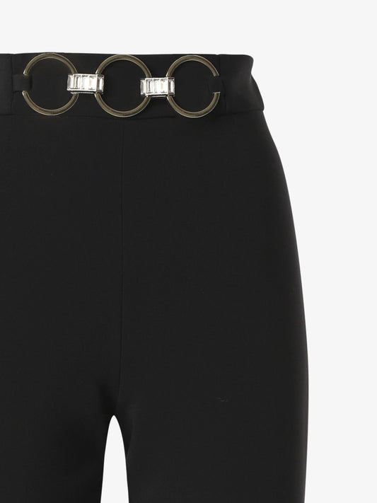 Pantalone slim alla caviglia in crêpe e accessorio metallico