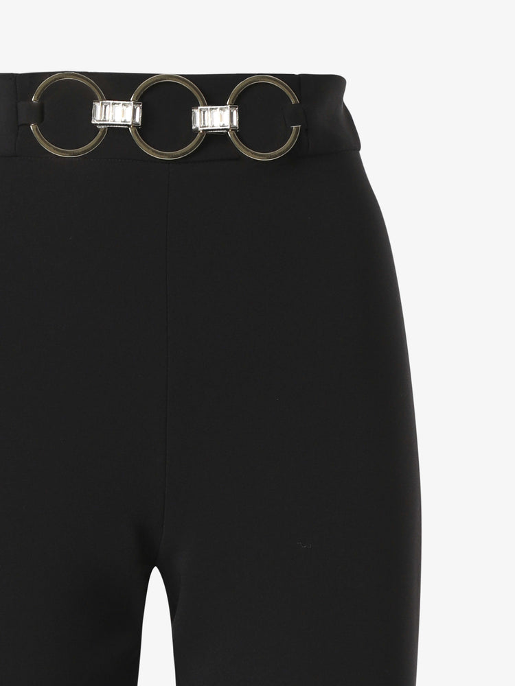 Pantalone slim alla caviglia in crêpe e accessorio metallico