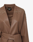 Cappotto lungo in ecopelle con fusciacca e ricami swarovski