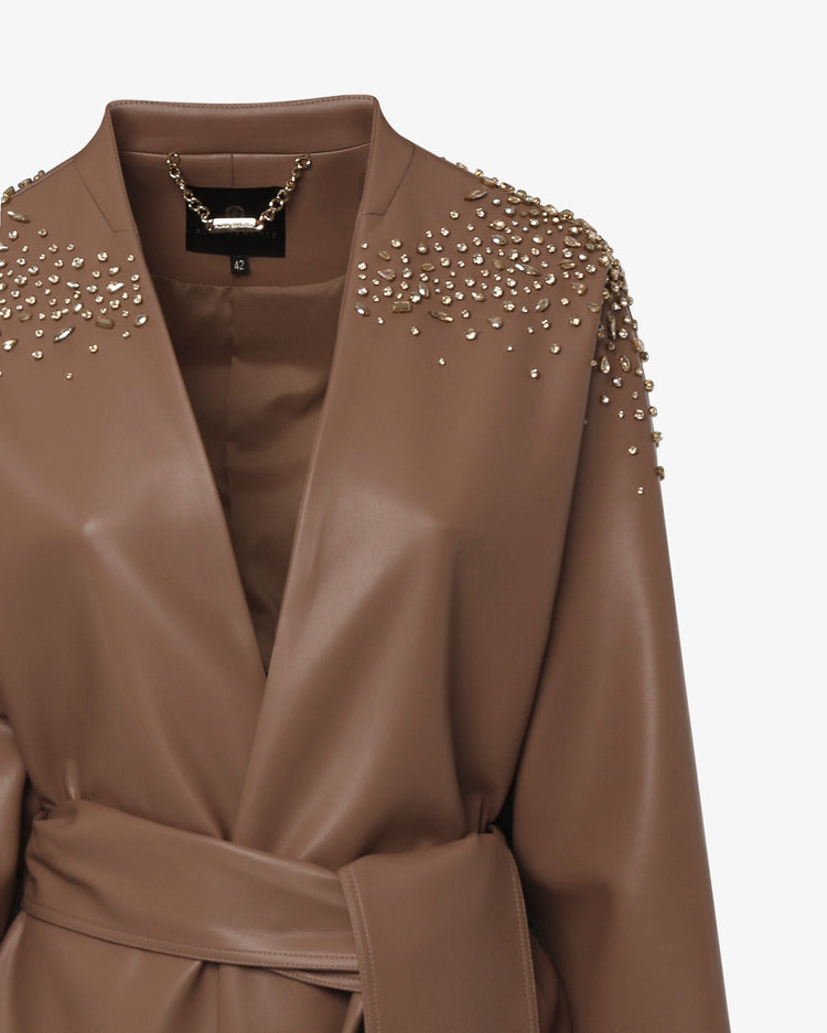 Cappotto lungo in ecopelle con fusciacca e ricami swarovski