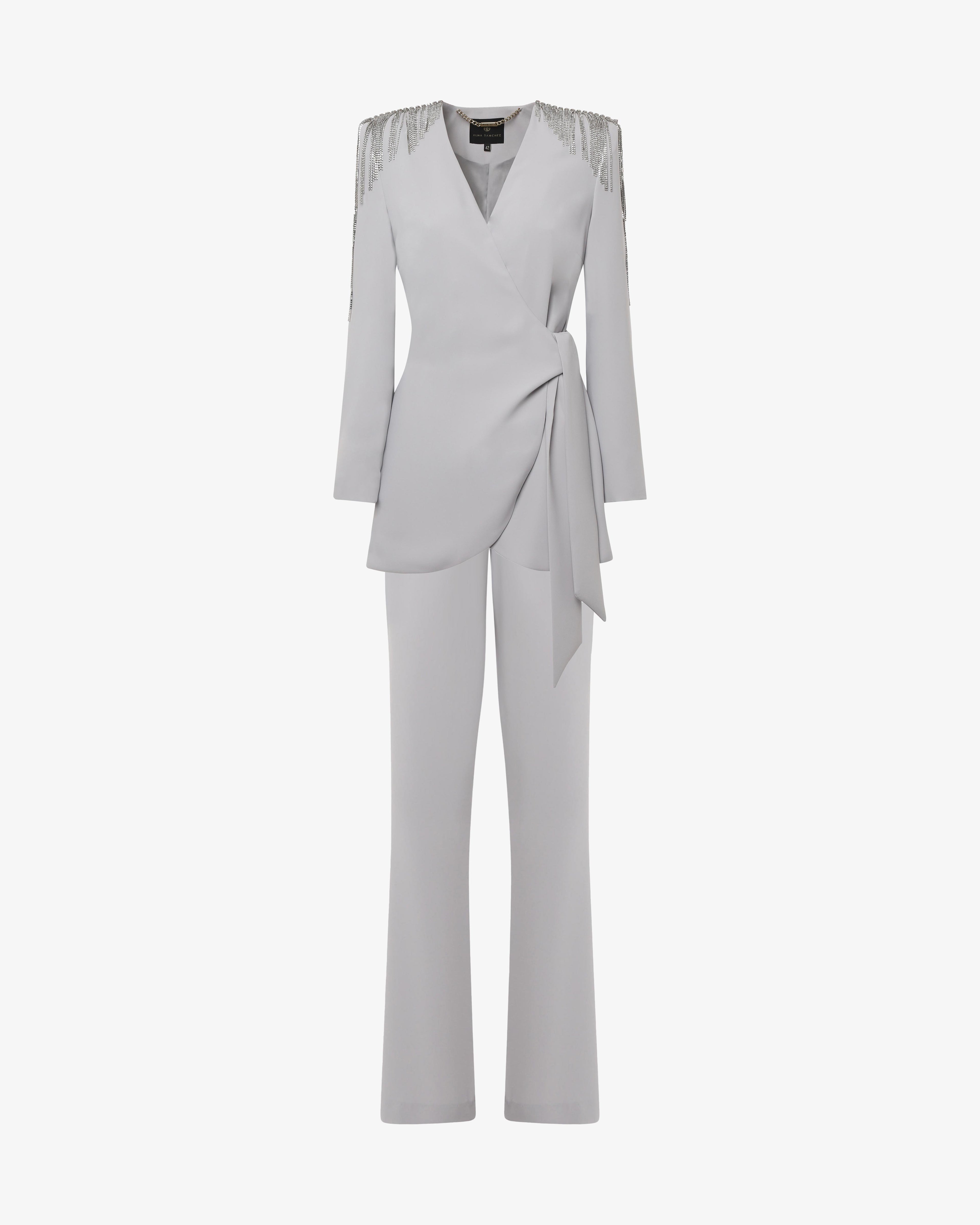 Tailleur con giacca con fusciacca e dettaglio gioiello