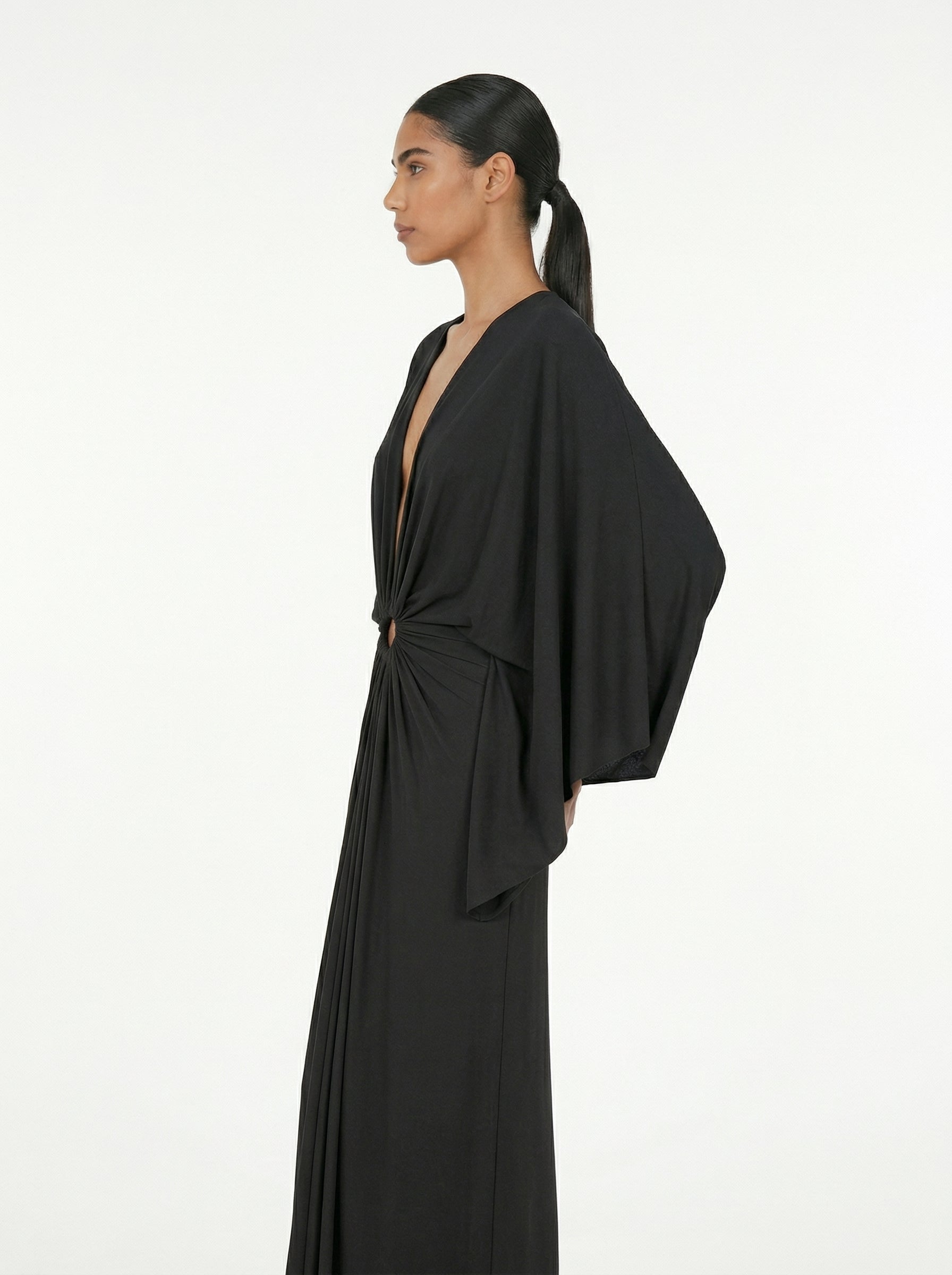 Abito lungo con manica kimono e scollo profondo