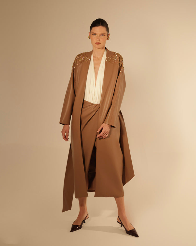 Cappotto lungo in ecopelle con fusciacca e ricami swarovski